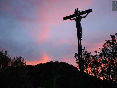 ...un crocifisso che si staglia nel cielo avvolto dal tramonto